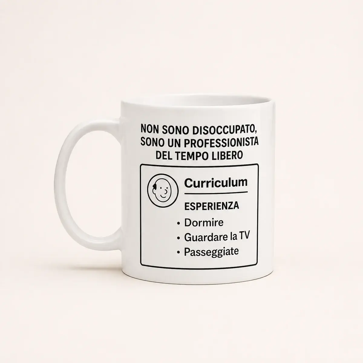 Tazza pensione personalizzata stile CV, esempio di personalizzazione su fondo chiaro